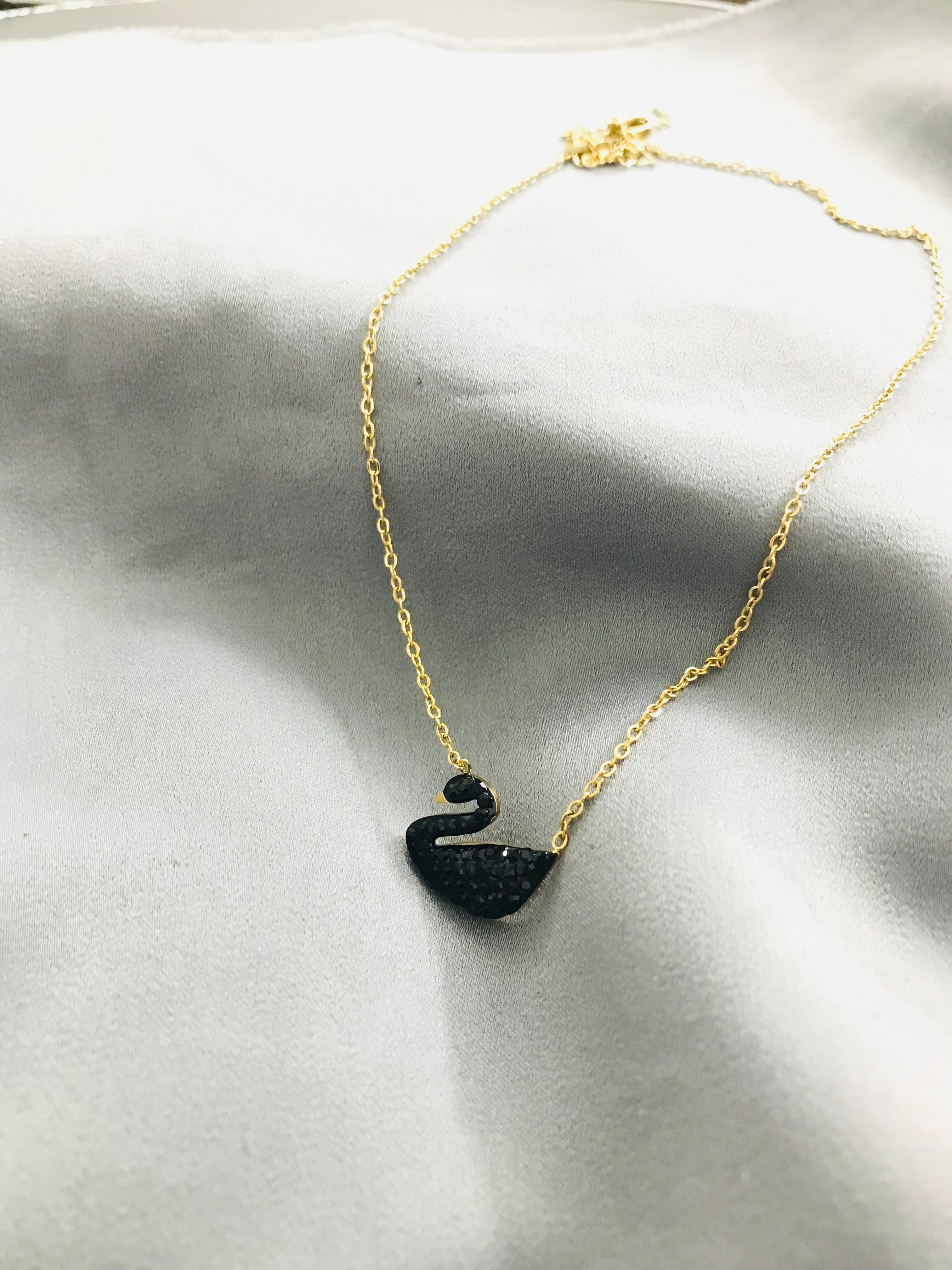 Swan pendant Black