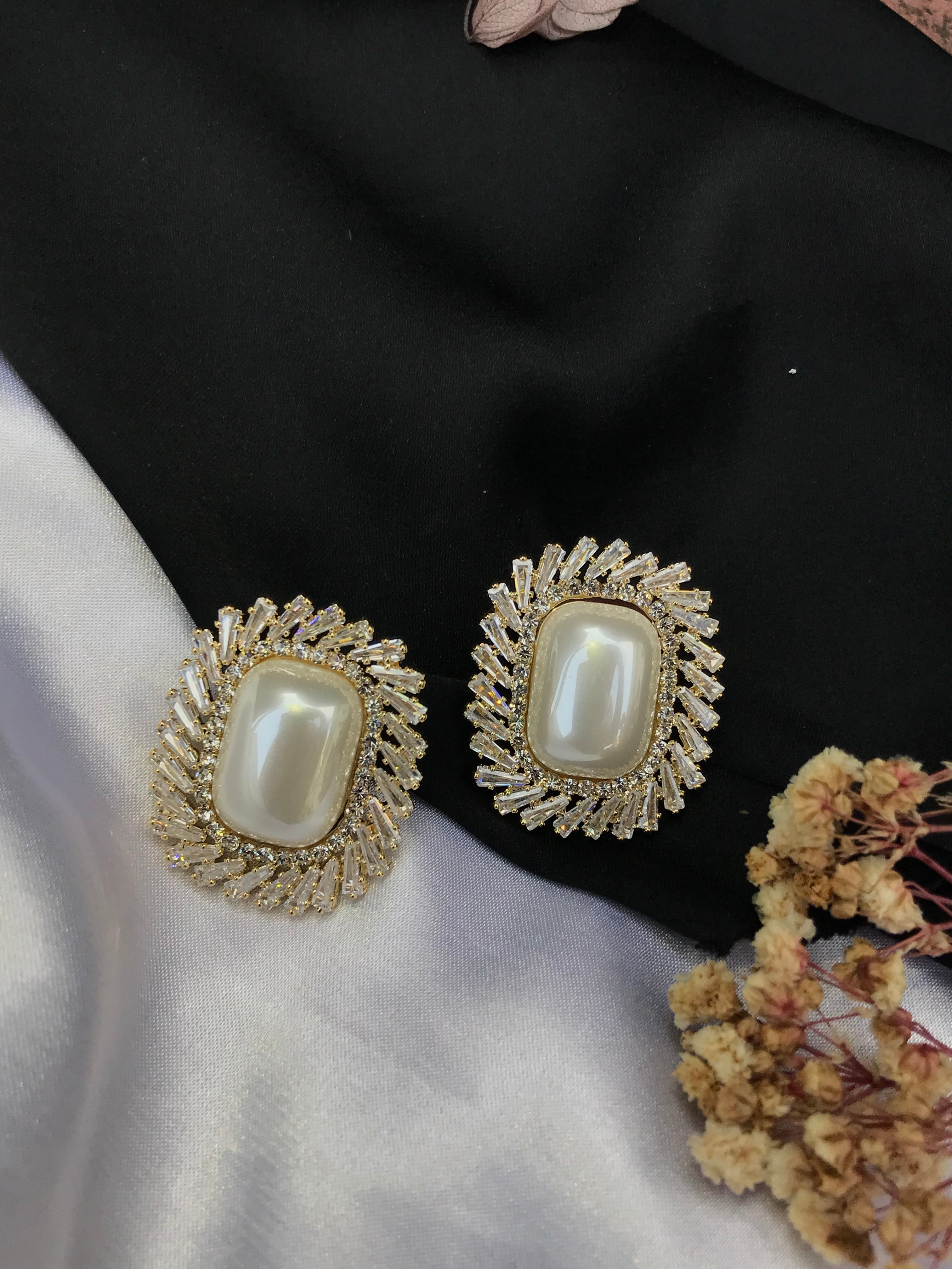 Vintage Pearl stud