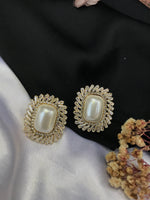 Load image into Gallery viewer, Vintage Pearl stud
