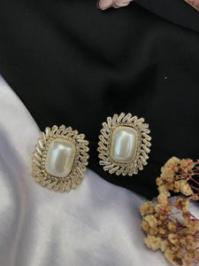 Vintage Pearl stud