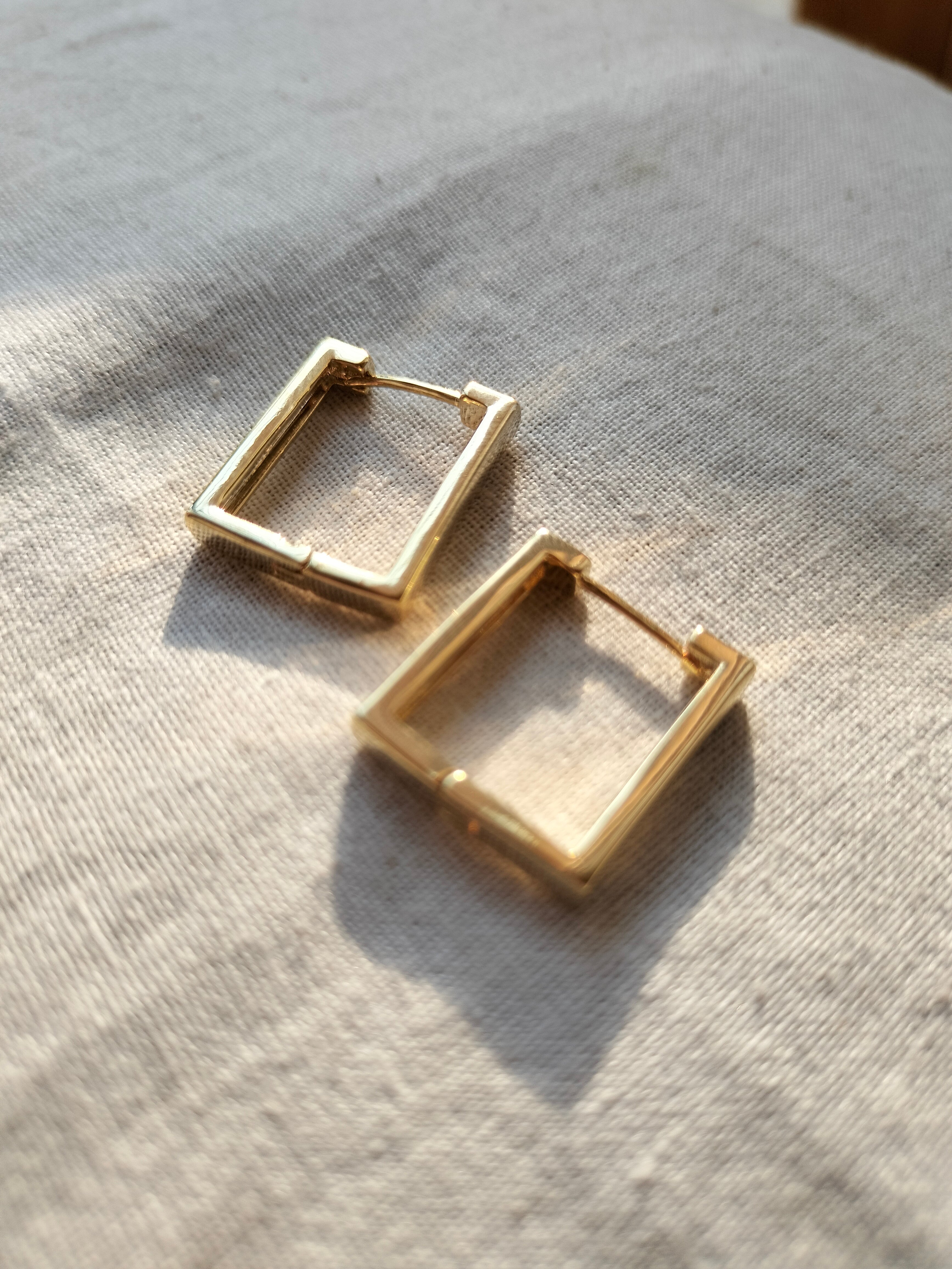 Tiny square Hoop Metallic