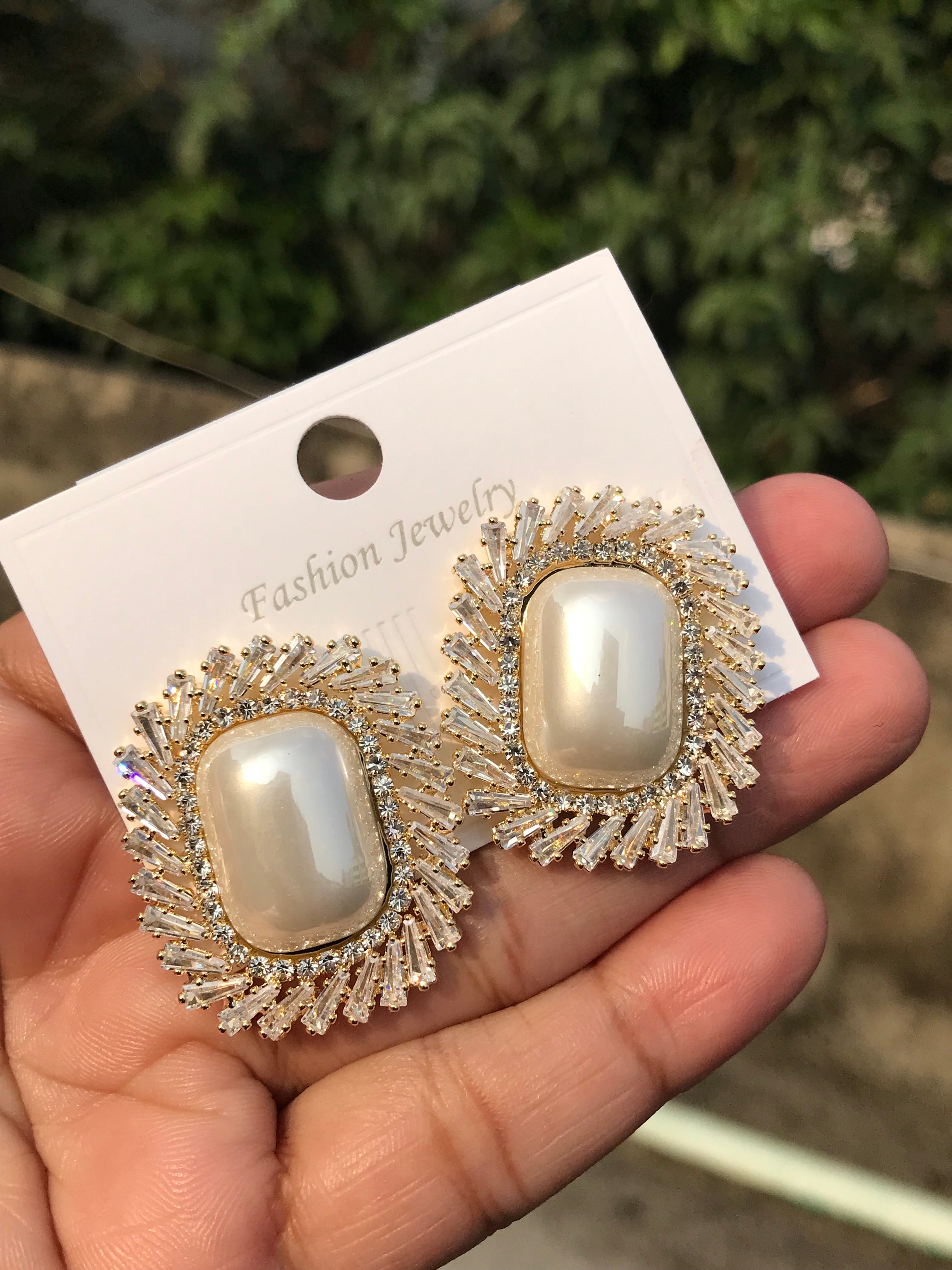 Vintage Pearl stud