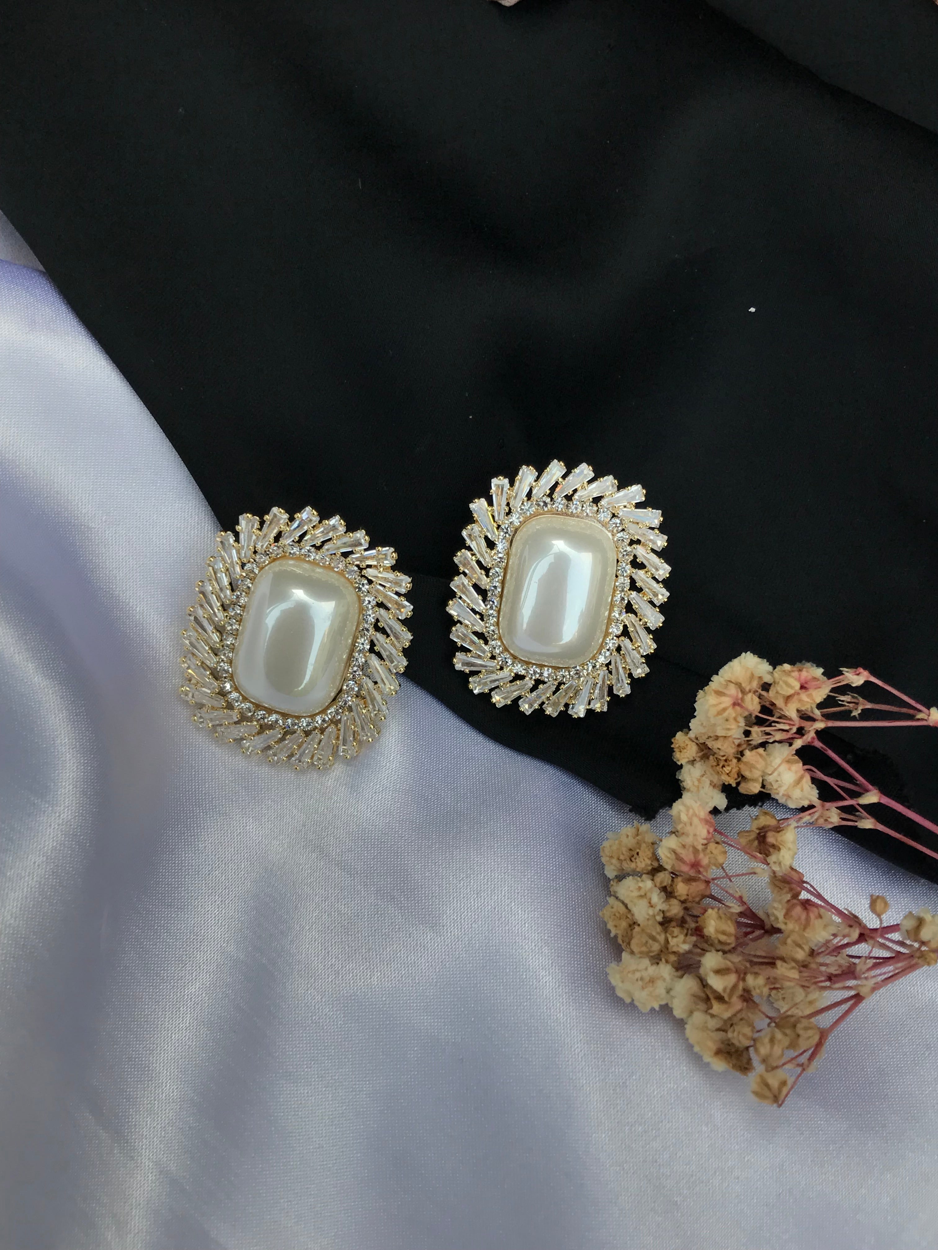 Vintage Pearl stud