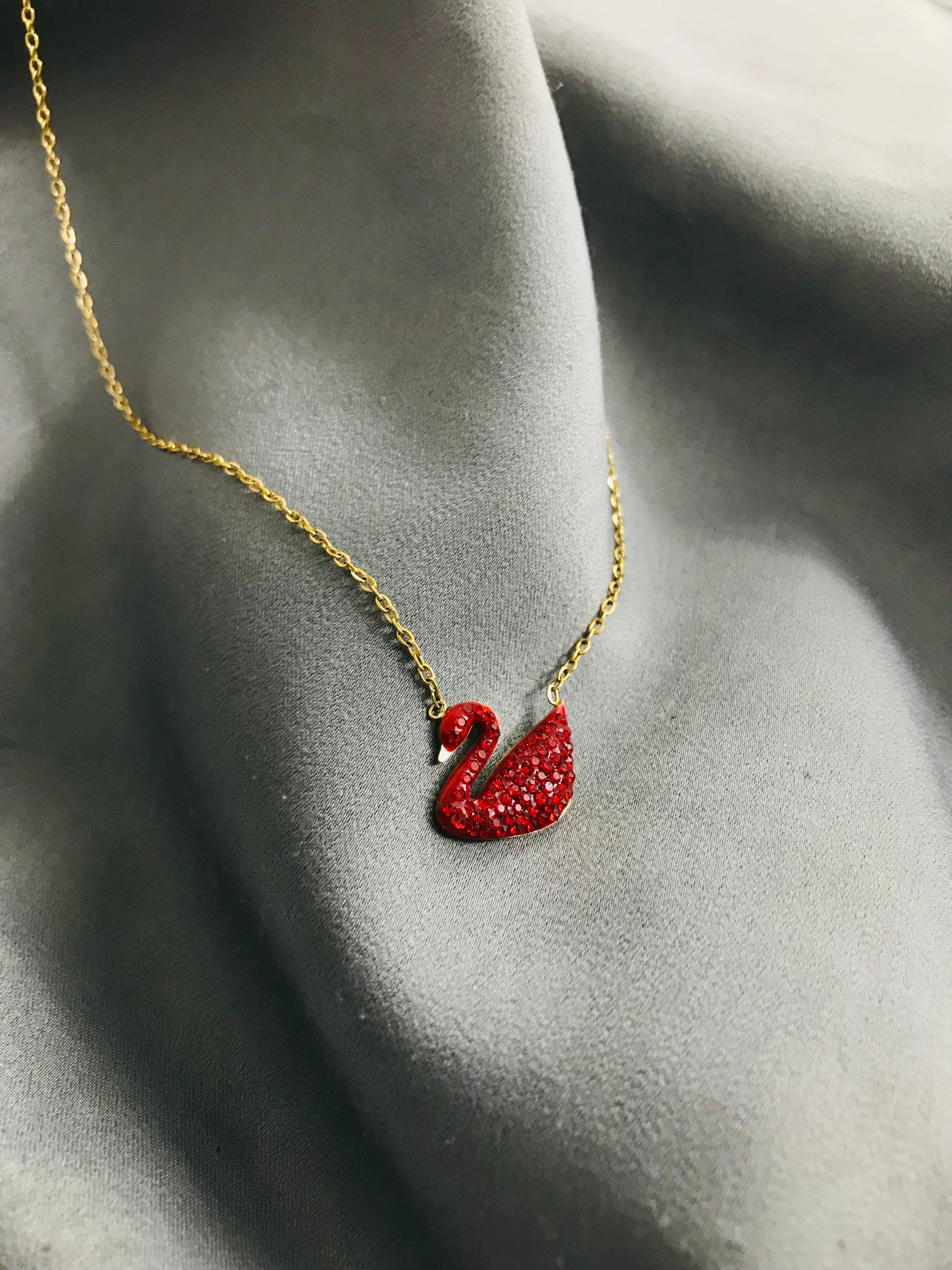 Swan Ss Pendant Red