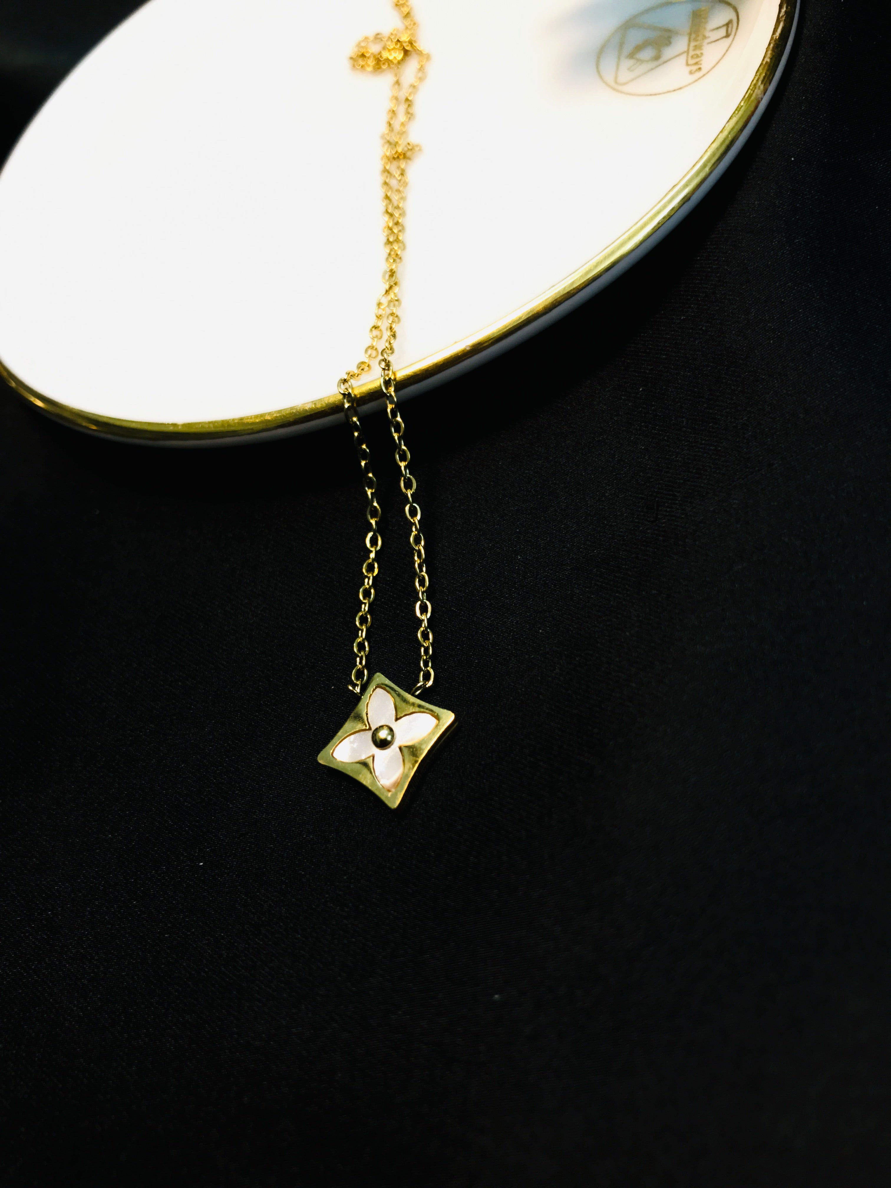 Luise triangle pendant