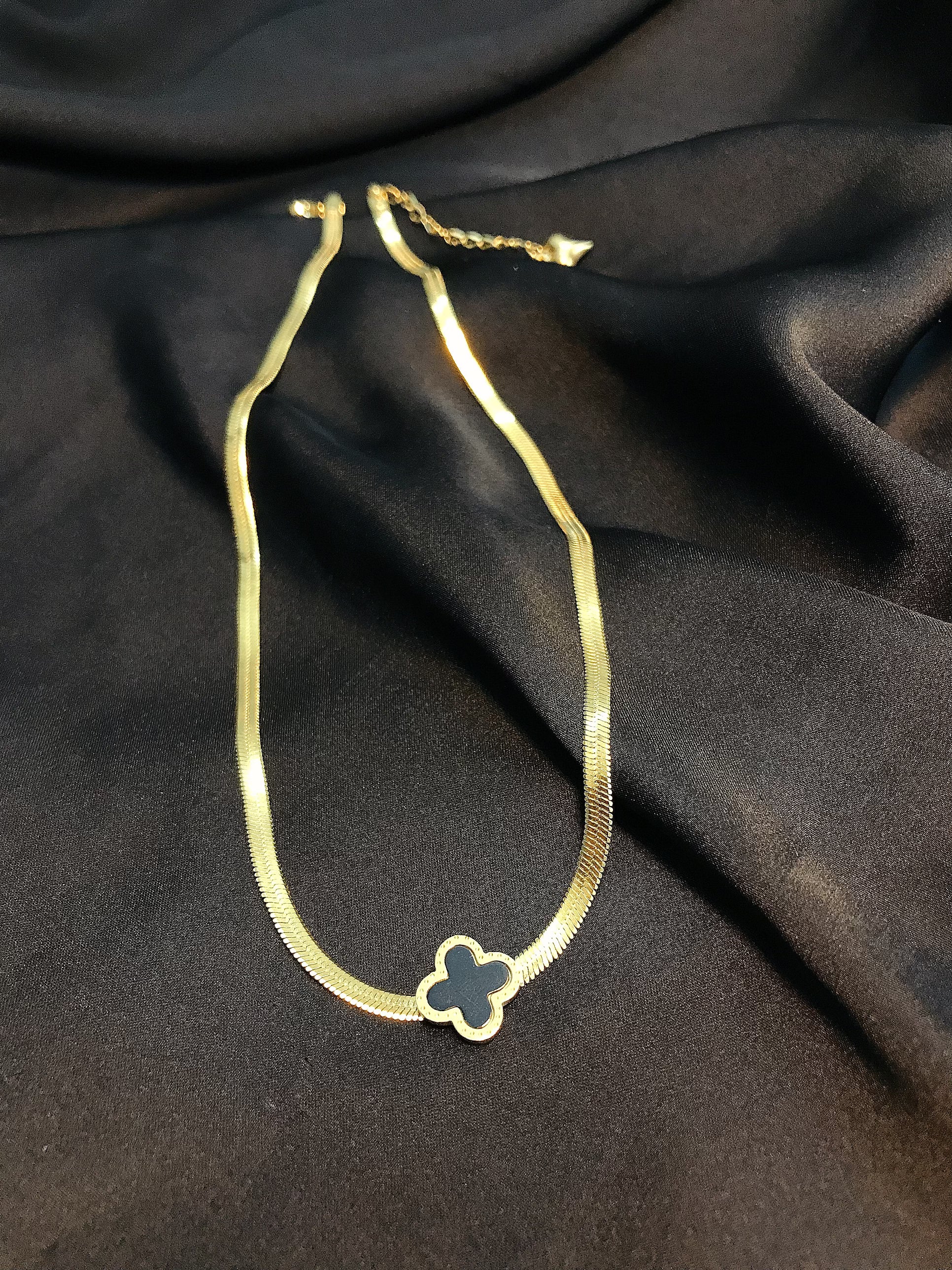 Clovar Flat Golden pendant-02