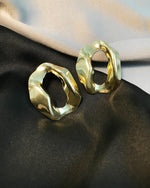 Load image into Gallery viewer, Golden Metallic Circle Earring
