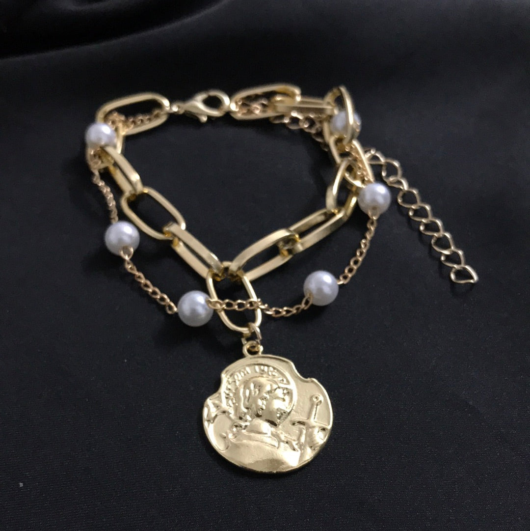 Coin pearl shackle bracelet