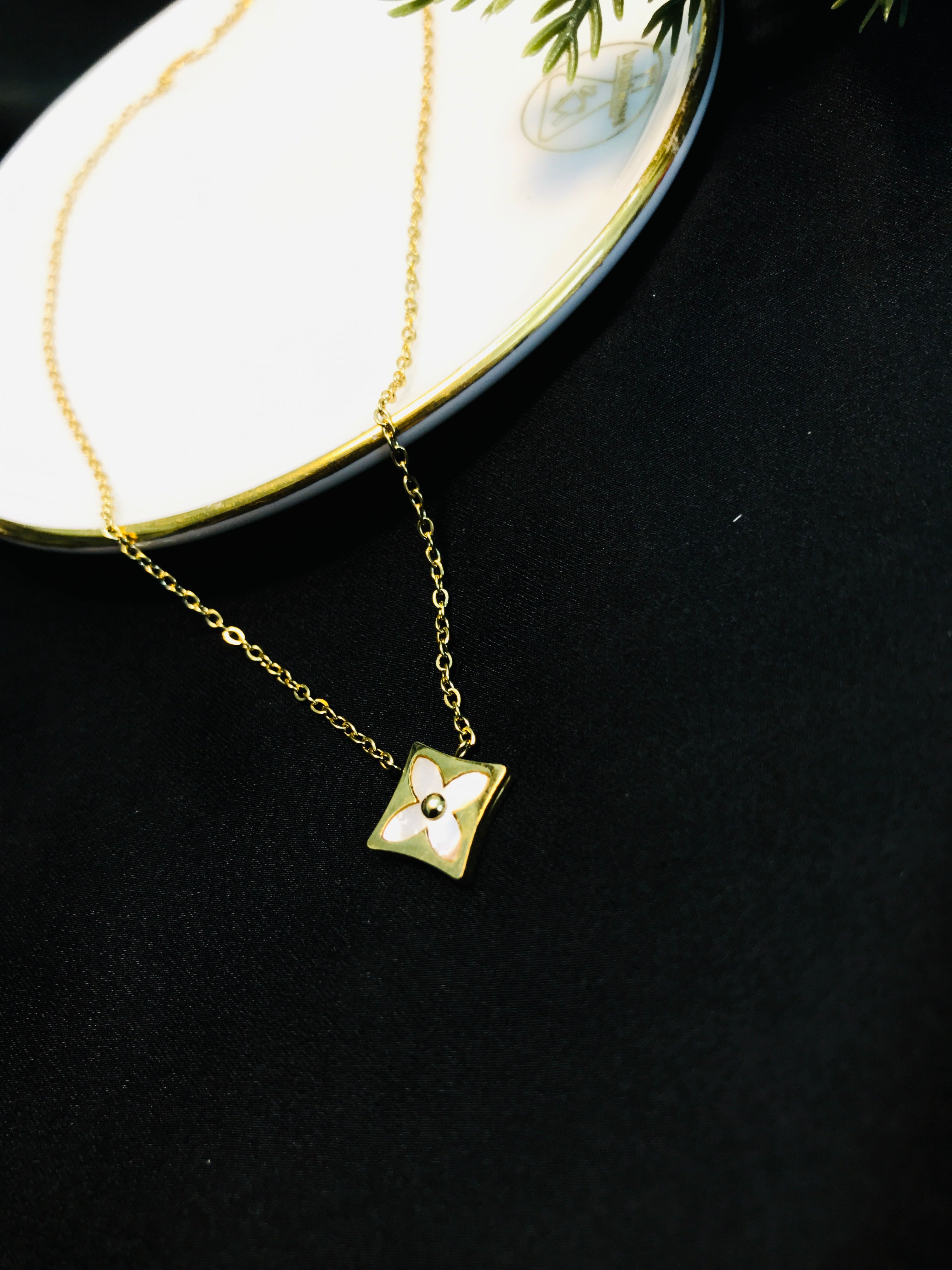 Luise triangle pendant