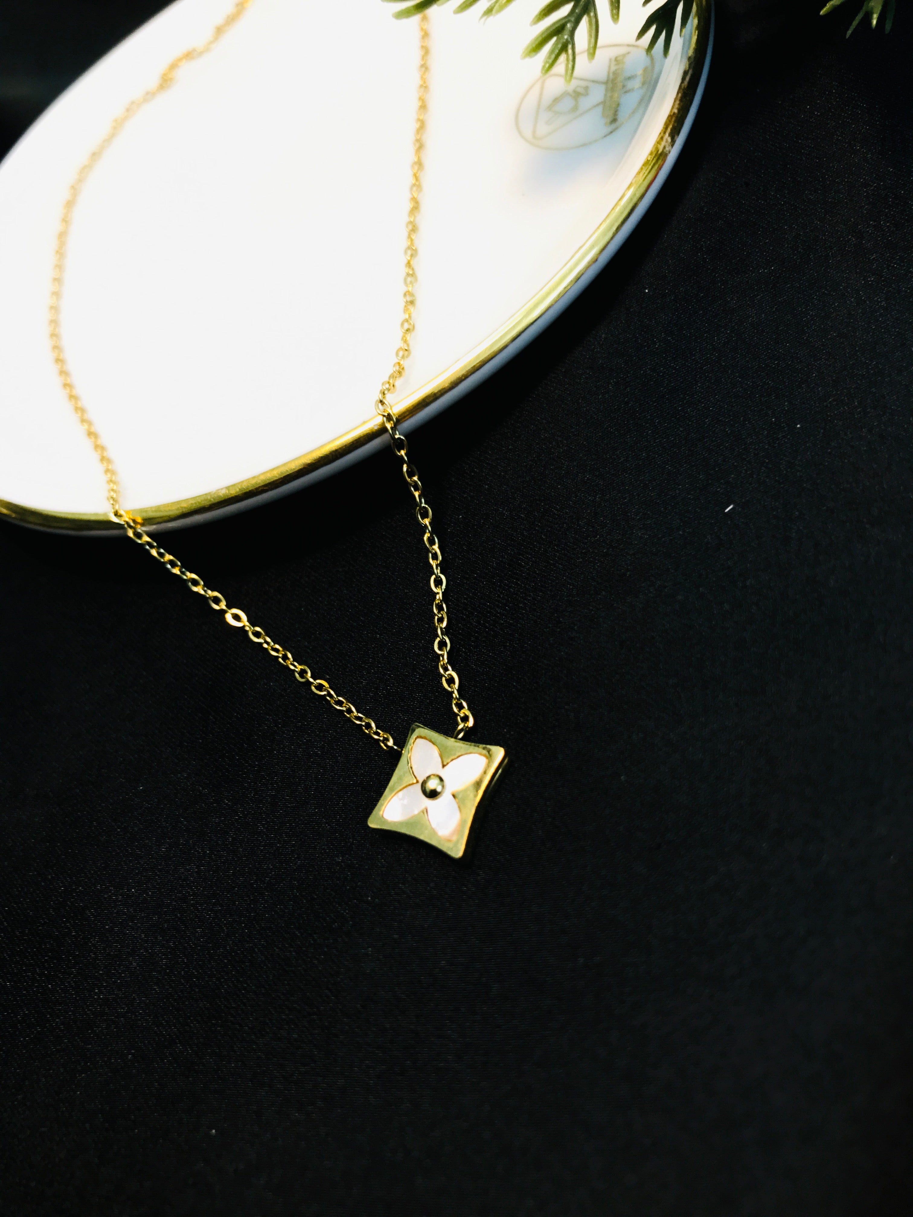 Luise triangle pendant