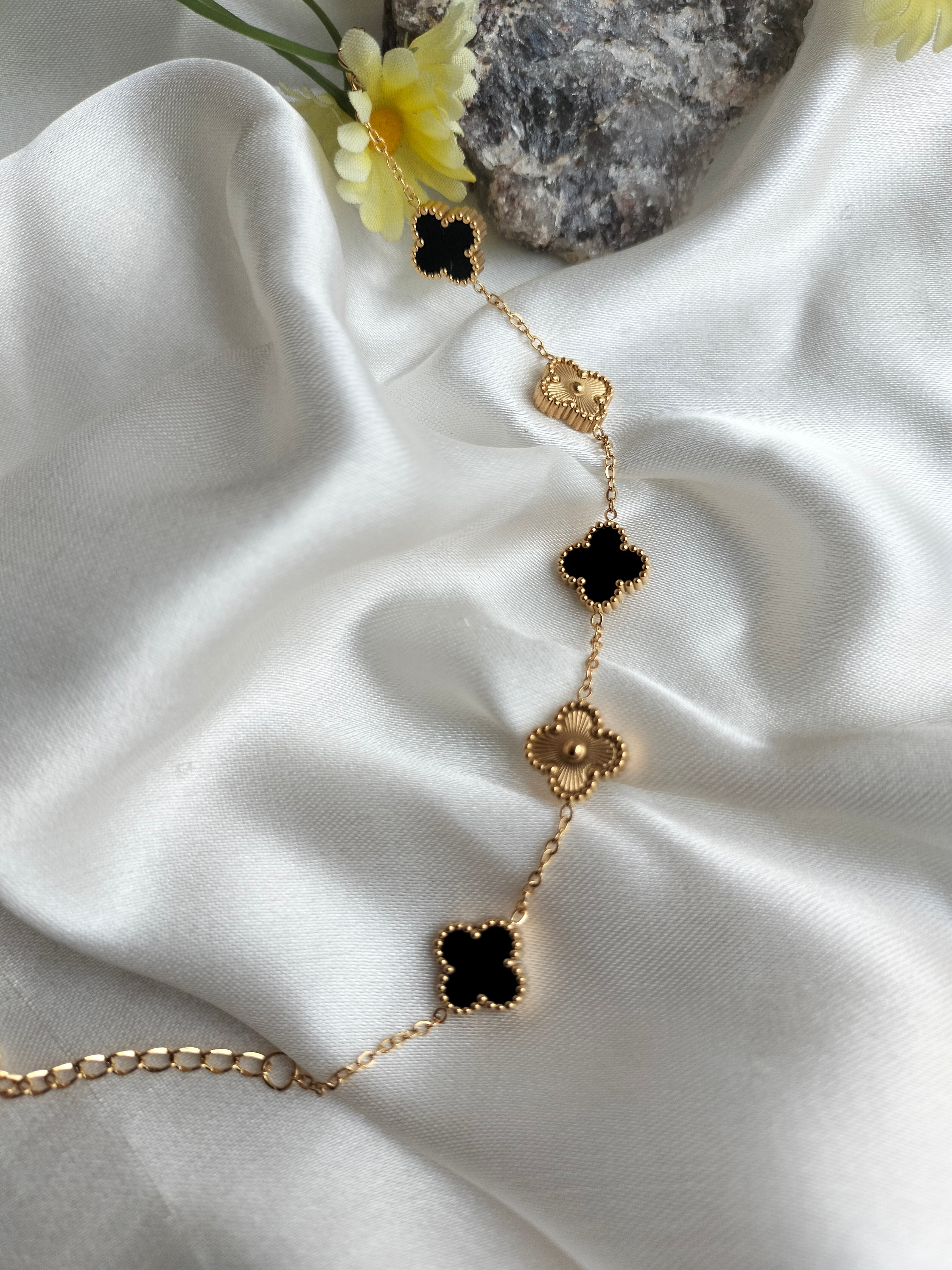 Clovar golden black chain Bracelet