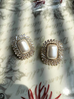 Load image into Gallery viewer, Vintage Pearl stud
