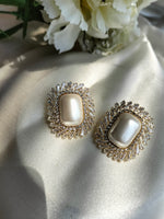 Load image into Gallery viewer, Vintage Pearl stud
