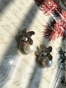 Lily pearl earring