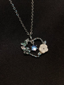 Floral Hearted Pendant-001